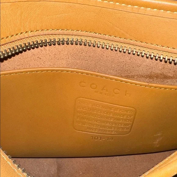 SOLD. 💛 COACH Butterscotch Glove-tanned Cowhide Leather Zippered Crossbody Bag! - Picture 7 of 9